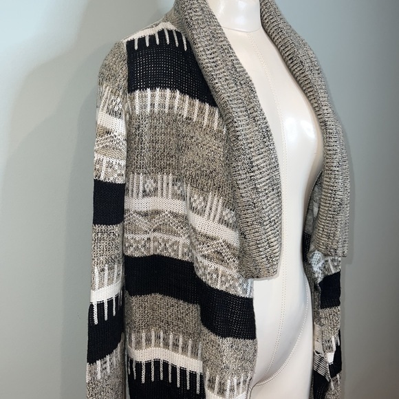 Women’s Charlotte Russe Sweater Cardigan - Picture 2 of 6